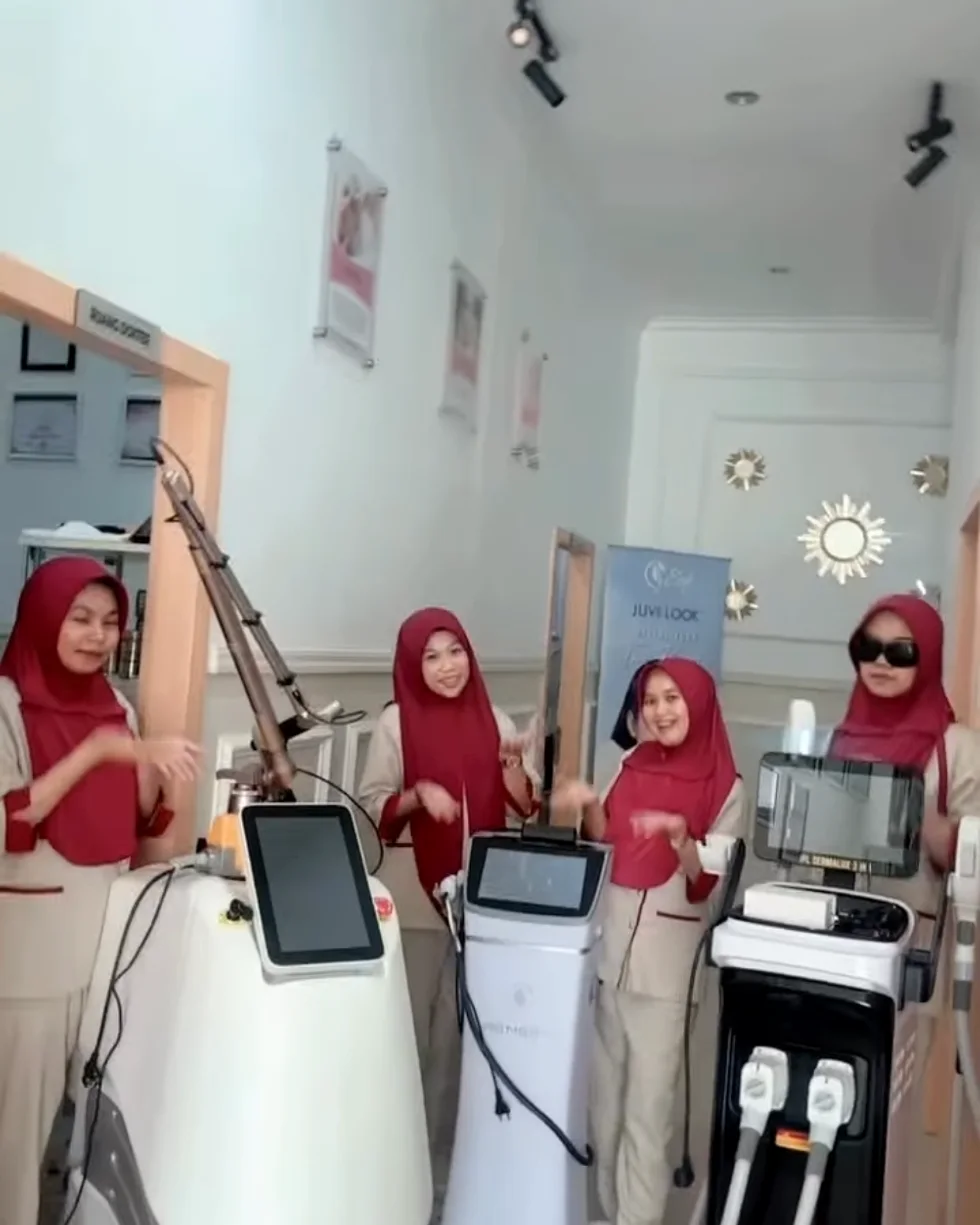 Tim ENFI Aesthetic Clinic Bone bersama alat laser di ruang perawatan